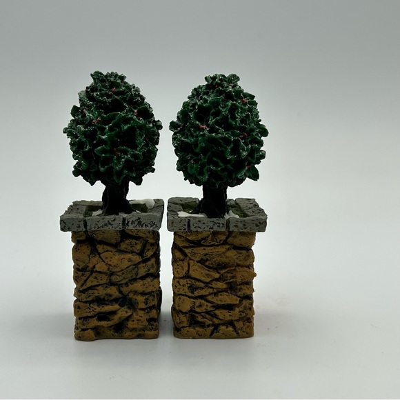 Dept 56 Stone Corner Posts & Archway with Holly #52648 - Picture 15 of 16